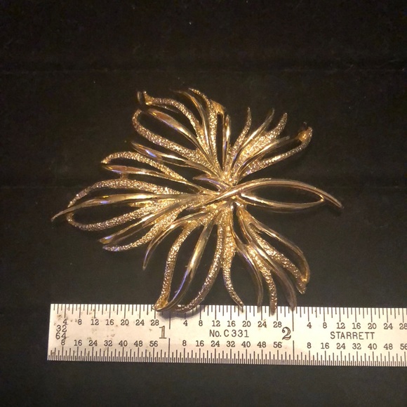 NWOT Gold Tone Leaf Brooch - Picture 5 of 6